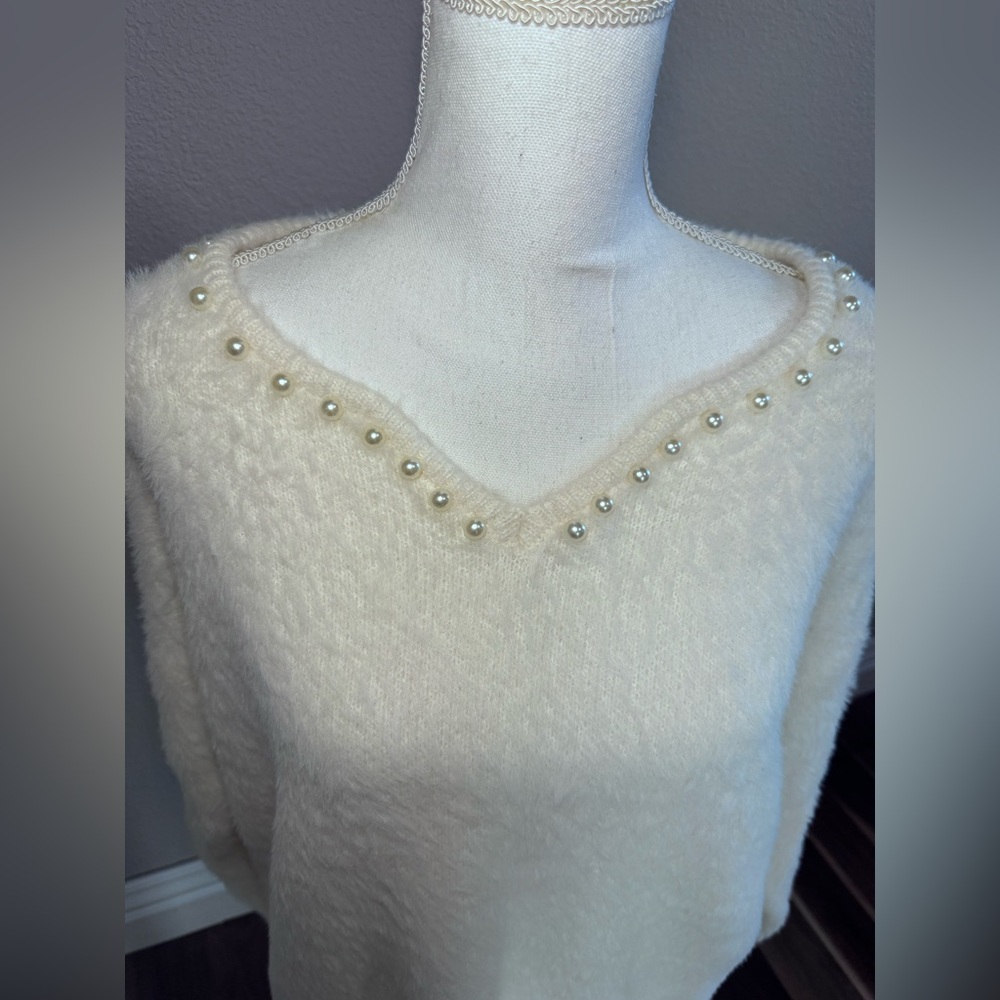 NWT Listicle Pearl Cream Fuzzy Sweater Large - Picture 5 of 9